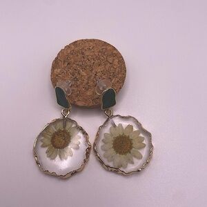 Daisy resin dangle earrings